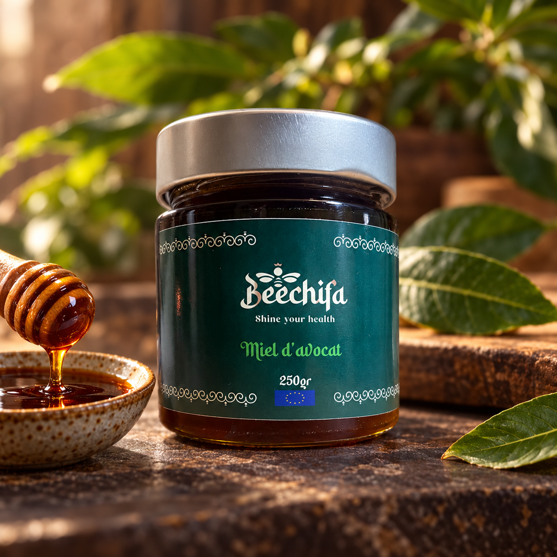 Beechifa Avocadohonig im Glas mit dunklem Honig und Avocadoblättern