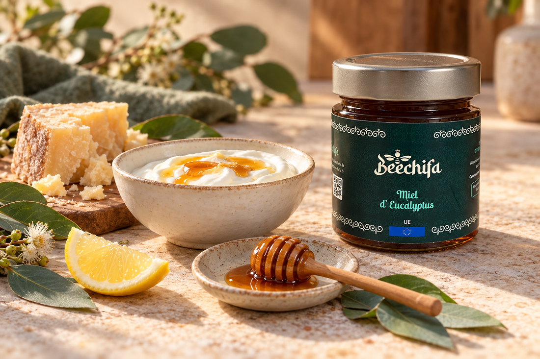 Beechifa Eukalyptushonig mit Joghurt, gereiftem Käse, Zitrone und Honiglöffel aus Holz
