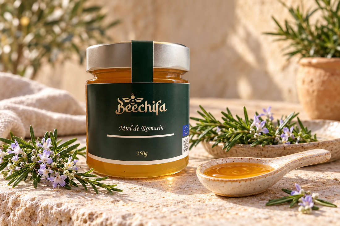 Beechifa Rosmarinhonig mit blühenden Rosmarinzweigen und einem Löffel Honig