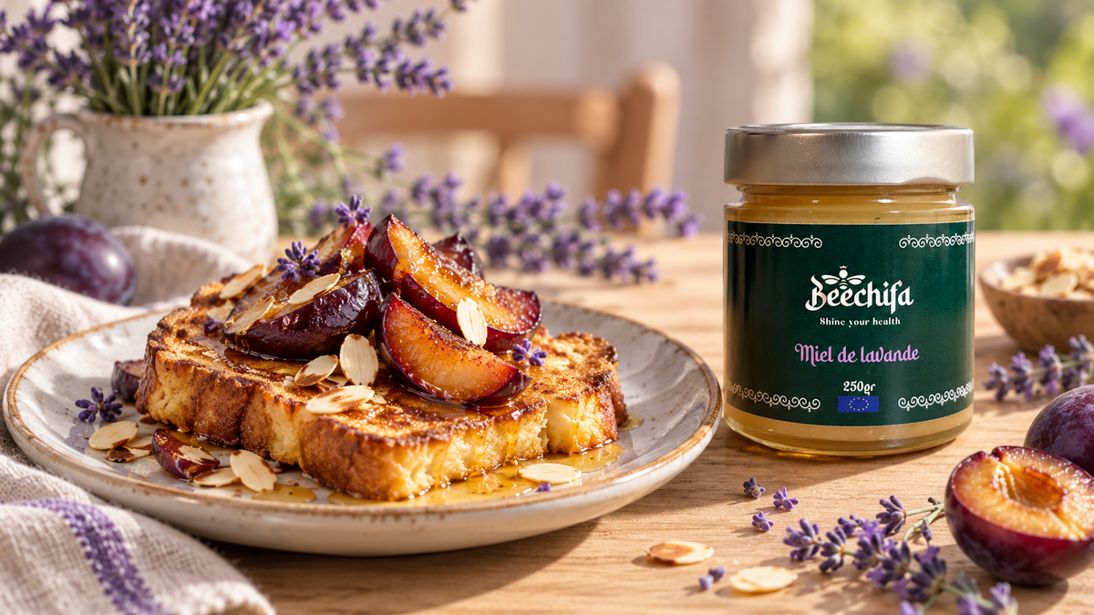 Pain perdu doré aux prunes poêlées et amandes, accompagné d’un pot de miel brut de lavande Beechifa